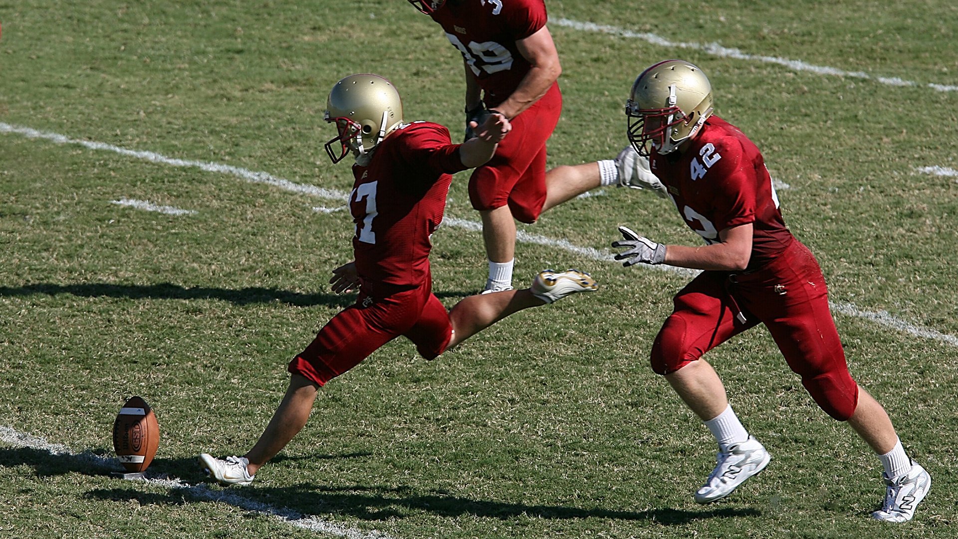 智利队在国际足球赛事中展现出色表现，智利足球队员