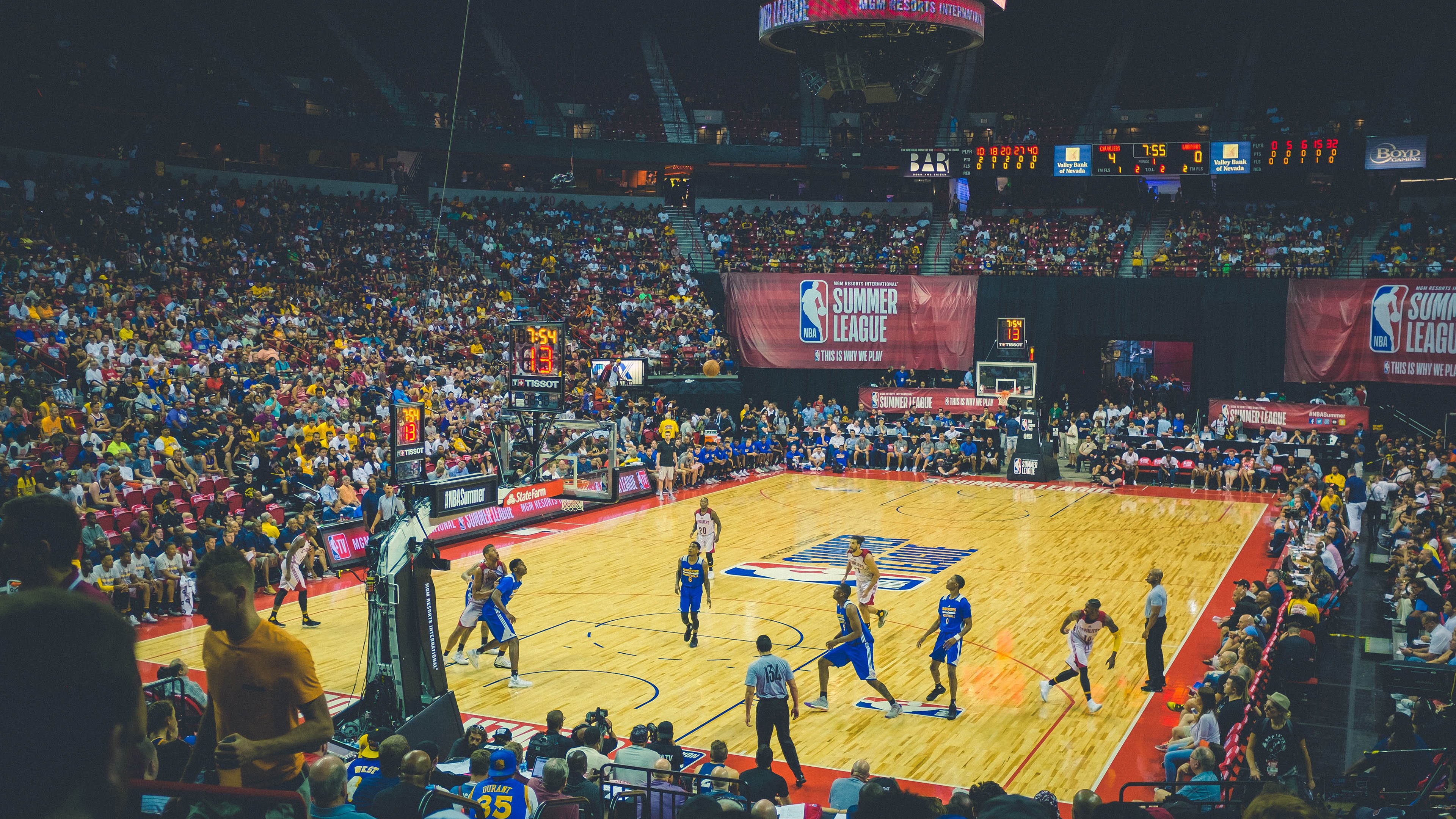 男子篮球季后赛全面开打，冠军悬念迭起，男篮季后赛时间今天几点对阵